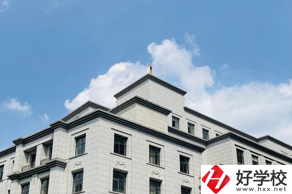 麻陽苗族自治縣職業(yè)學(xué)校宿舍和食堂環(huán)境怎么樣？