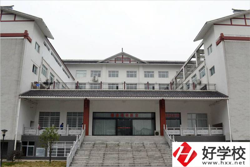 在張家界讀旅游管理專業(yè)，推薦哪所中職學(xué)校？