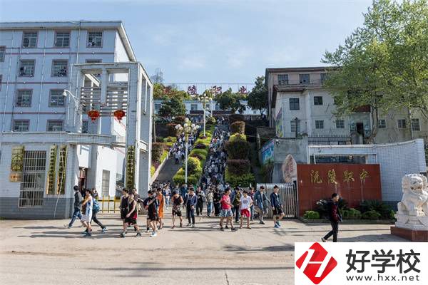 懷化中專學(xué)汽修一年要花多少錢？有哪些中?？梢酝扑]？