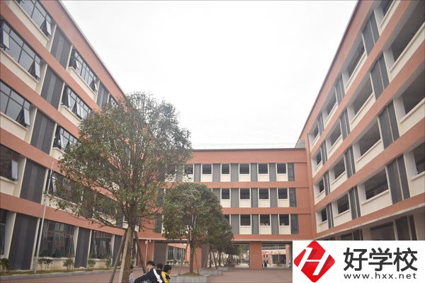 湘西龍山縣第一職業(yè)中學(xué)學(xué)校怎么樣？環(huán)境如何？