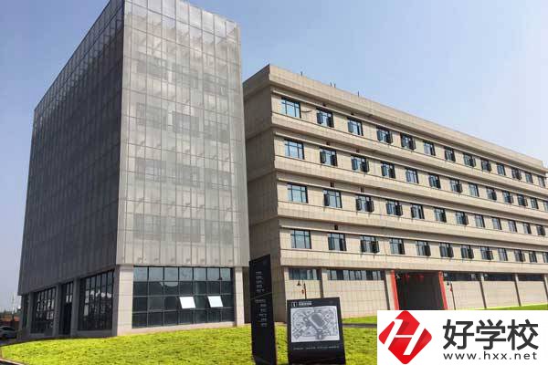 株洲市工業(yè)中等專業(yè)學(xué)校是公立的嗎？一年學(xué)費(fèi)多少？