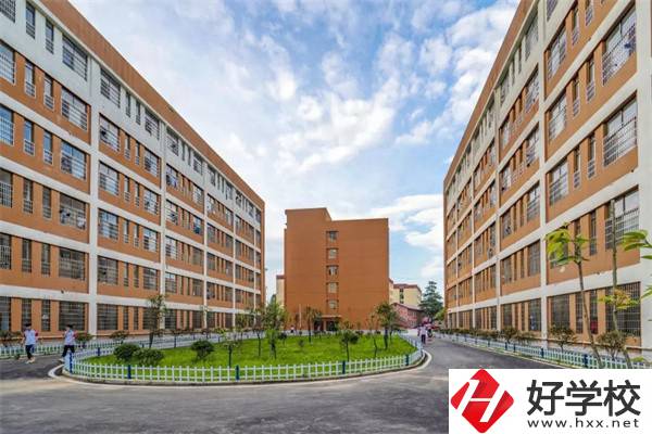 想去婁底新化楚怡工業(yè)學(xué)校該怎么走？