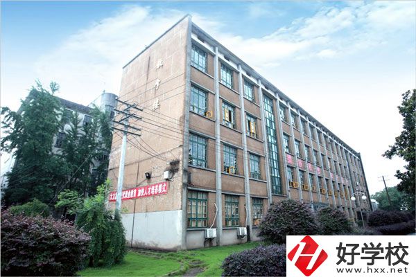 湘潭交通職業(yè)學(xué)校是公辦還是民辦？學(xué)費貴不貴？
