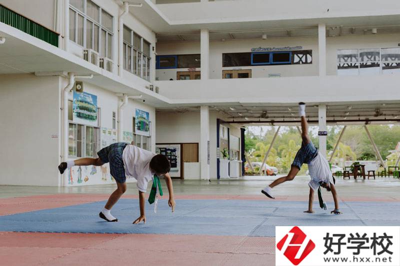 湖南護理學(xué)校是什么性質(zhì)的學(xué)校？是公辦的嗎？