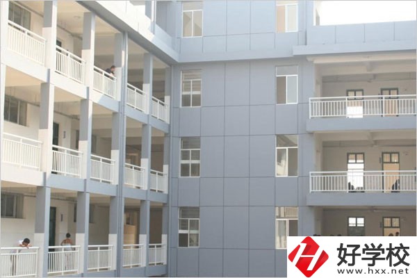 張家界有沒有招往屆生、插班生、轉(zhuǎn)學生的職校？