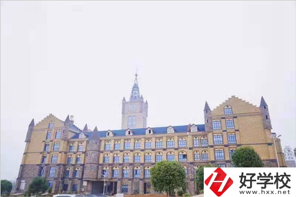 長(zhǎng)沙市拔萃中等職業(yè)學(xué)校的特色專業(yè)有哪些？