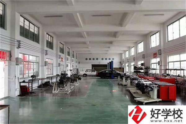 婁底重點(diǎn)中專有哪些？好進(jìn)嗎？