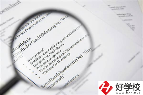 在湖南選職校要不要看招生簡(jiǎn)章？有什么內(nèi)容？