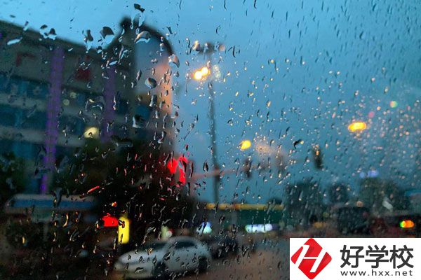 想學醫(yī)學專業(yè)，湖南有哪些中職學?？梢赃x?